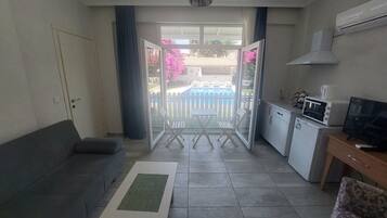 Junior-Suite, Poolblick | Zimmersafe, Schreibtisch, schallisolierte Zimmer, Bügeleisen/Bügelbrett