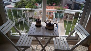 Værelse | Pengeskab på værelset, skrivebord, lydisolering, strygejern/strygebræt