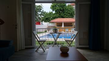 Junior-Suite, Poolblick | Wohnbereich | Flachbildfernseher