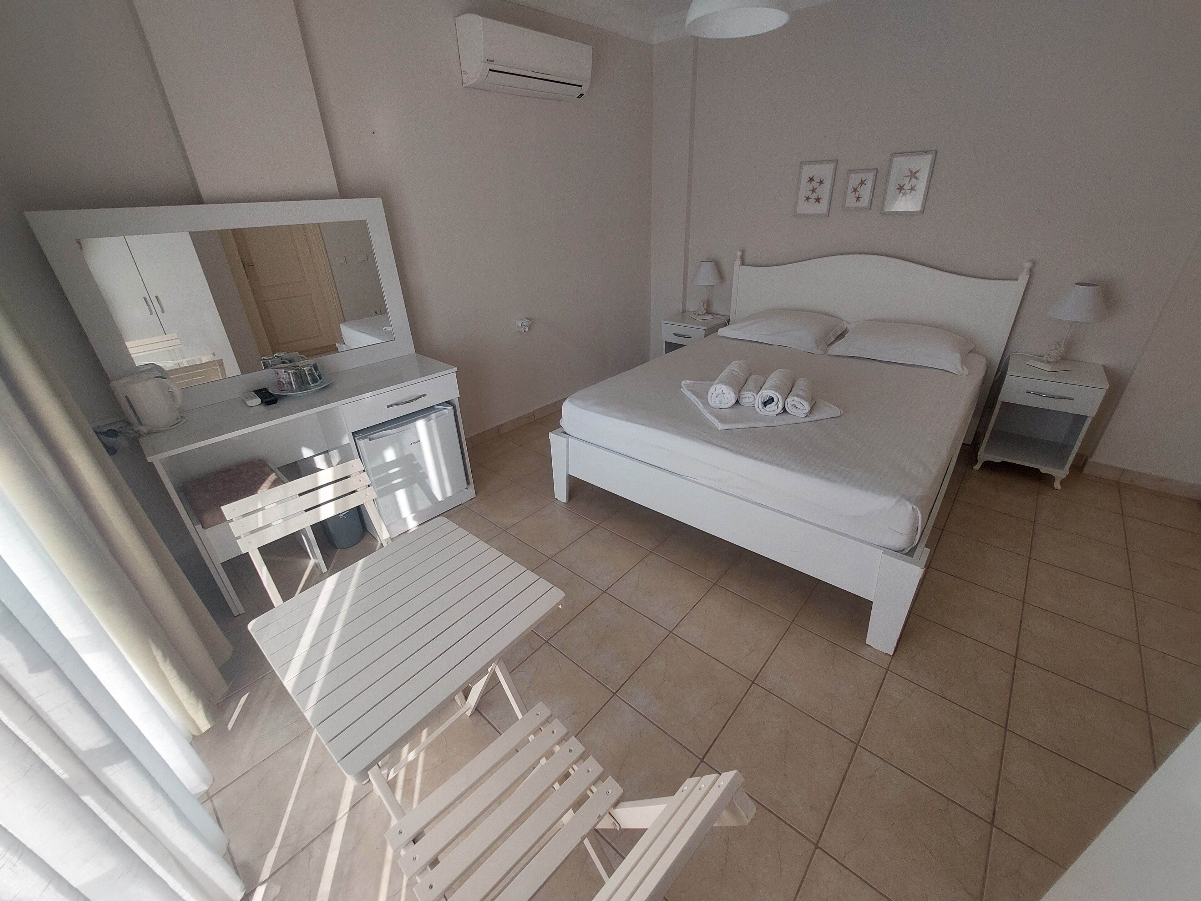 Værelse - udsigt til pool | Pengeskab på værelset, skrivebord, lydisolering, strygejern/strygebræt