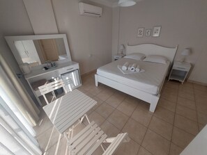 Habitación, vista a la alberca | Caja de seguridad en la habitación, escritorio y insonorización