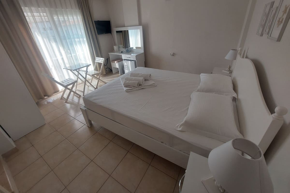 Room, Pool View | In-room safe, desk, soundproofing, iron/ironing board