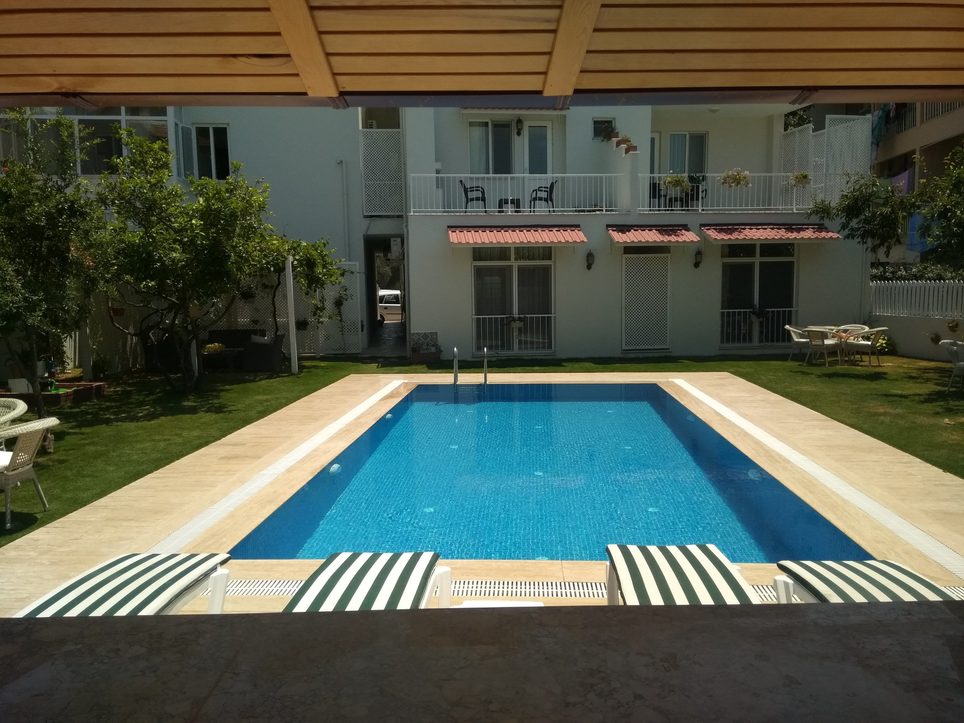 Piscina externa, espreguiçadeiras