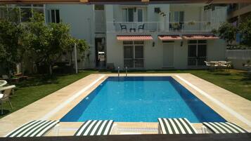 Piscina externa, espreguiçadeiras