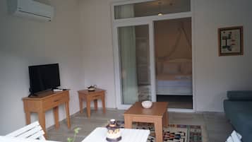 Junior-suite - udsigt til pool | Pengeskab på værelset, skrivebord, lydisolering, strygejern/strygebræt