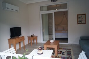 Suite junior, vistas a la piscina | Caja fuerte, escritorio, sistema de insonorización