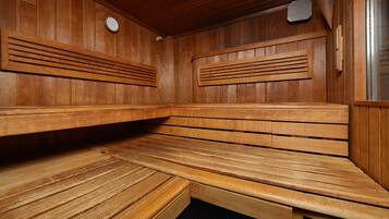 Una sauna de madera con bancos y un reloj en la pared.