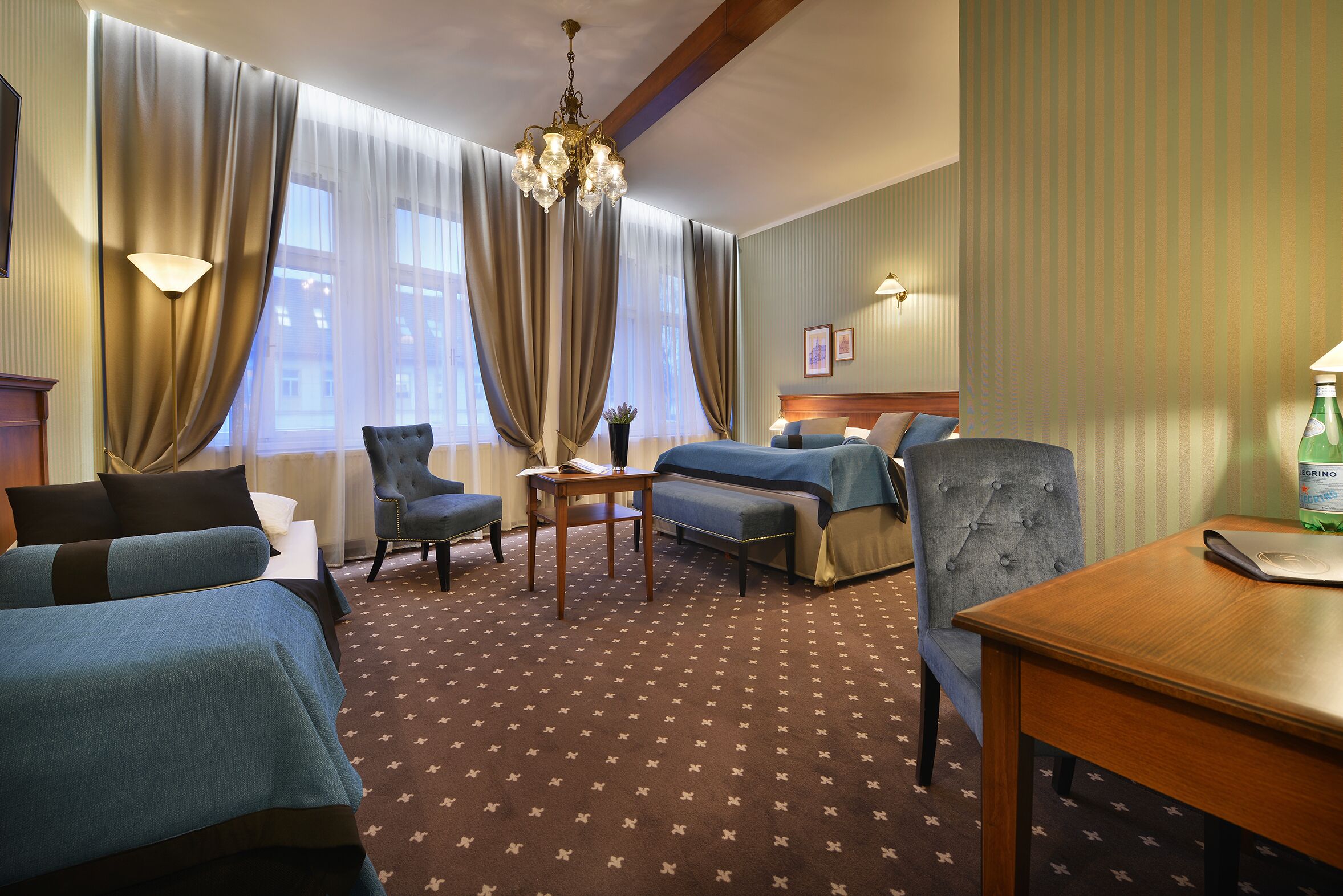 Deluxe-Dreibettzimmer | Zimmersafe, individuell dekoriert, Schreibtisch