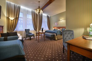 Tremannsrom – deluxe | Safe på rommet, individuelt dekorert og skrivebord