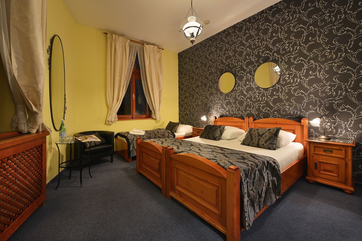 Comfort Double Room (Extrabed) | In-room safe, individually decorated, desk, laptop workspace