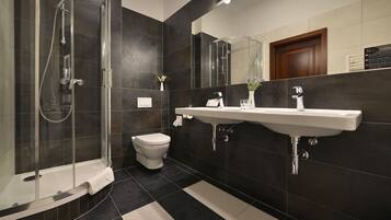 Superior Double Room, Annex Building | Bathroom | Free toiletries, hair dryer, towels