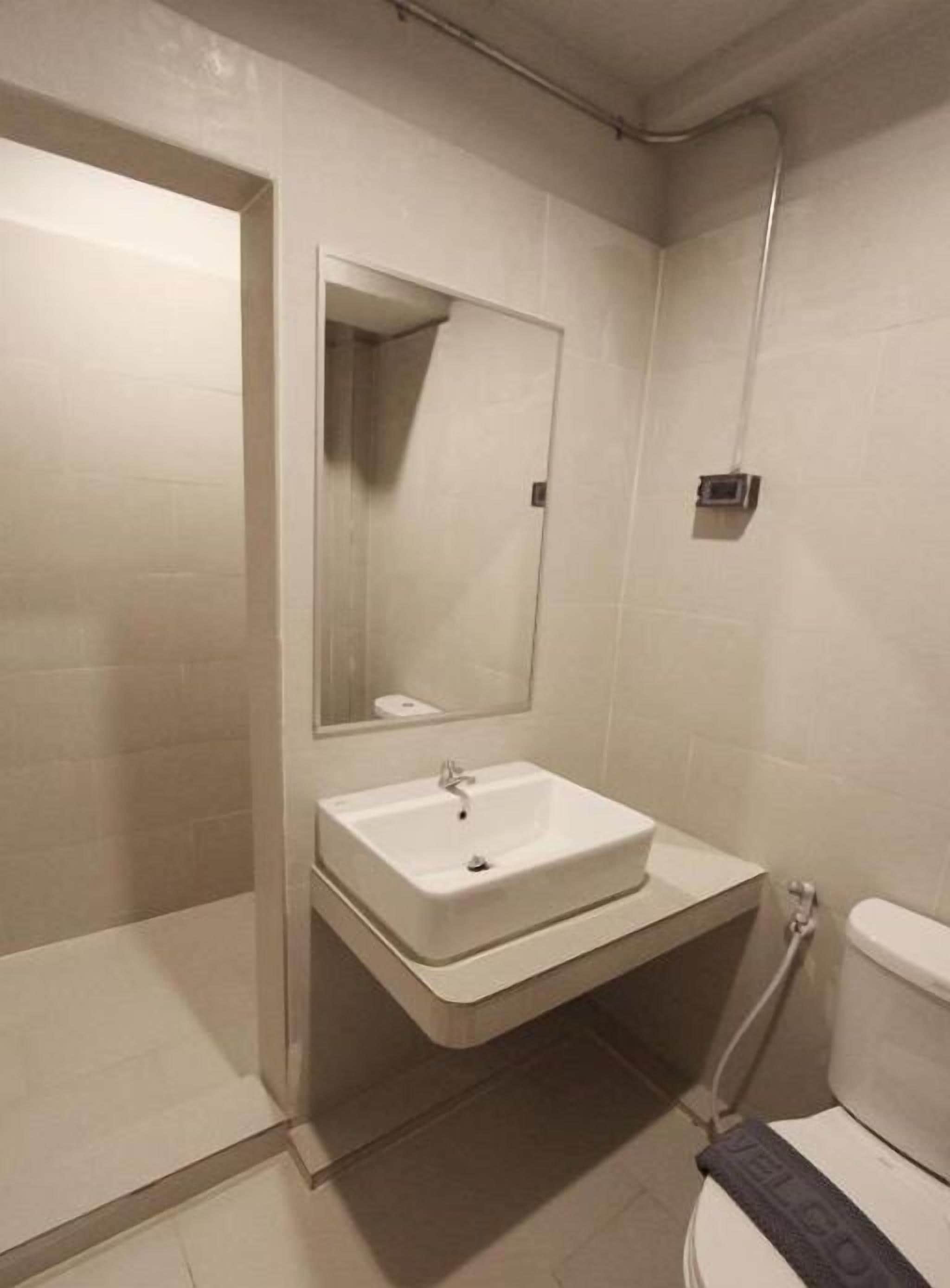 shower, free toiletries, hair dryer, bidet