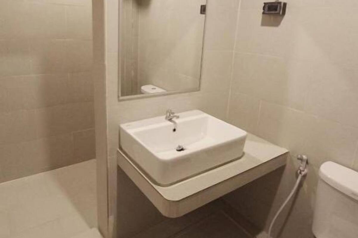 shower, free toiletries, hair dryer, bidet