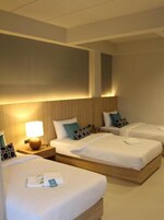 Escritorio, cortinas opacas, wifi gratis