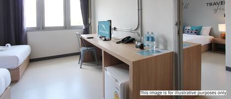 Quarto de hotel com escrivaninha, computador, cadeira, cama e um painel decorado com tema de viagem.