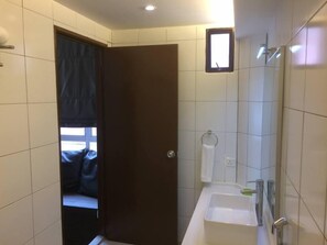 Suite familiar | Baño | Regadera, amenidades de baño gratuitas, secadora de cabello, toallas 