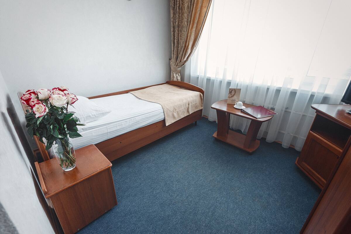 Kamar Single Standar, kamar mandi umum | Brankas, meja kerja, setrika/meja setrika, dan tempat tidur bayi gratis