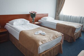 Caja de seguridad en la habitación y escritorio 