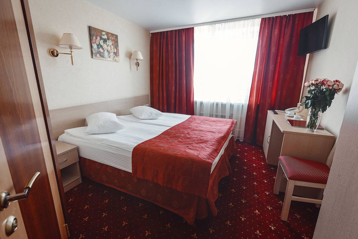 Kamar Double atau Twin Bisnis | Brankas, meja kerja, setrika/meja setrika, dan tempat tidur bayi gratis