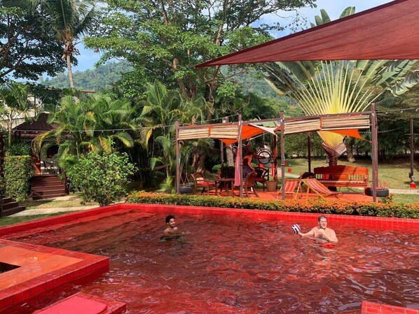 Outdoor pool, pool umbrellas, pool loungers - Red Moon Hideaway (Ko Chang)