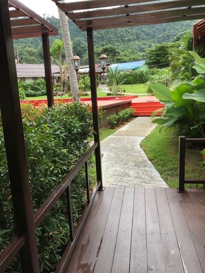 Bungalow Comfort - 1 kingsize-säng - utsikt mot poolen | Utsikt från rummet