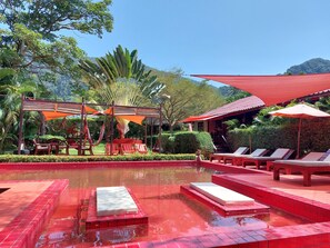 Outdoor pool, pool umbrellas, pool loungers - Red Moon Hideaway (Ko Chang)