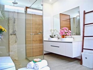 Villa, 3 Schlafzimmer, Poolseite | Badezimmer | Badewanne und Dusche (separat), Haartrockner, Handtücher