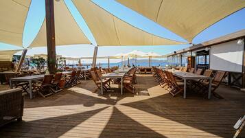 Breakfast, lunch and dinner served