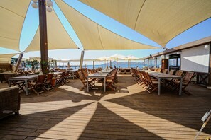 Petit déjeuner, déjeuner et dßner servis sur place