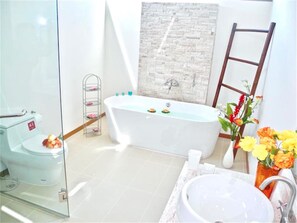 Villa, 4 habitaciones, junto a la piscina | Baño | Bañera y ducha independientes, secador de pelo y toallas