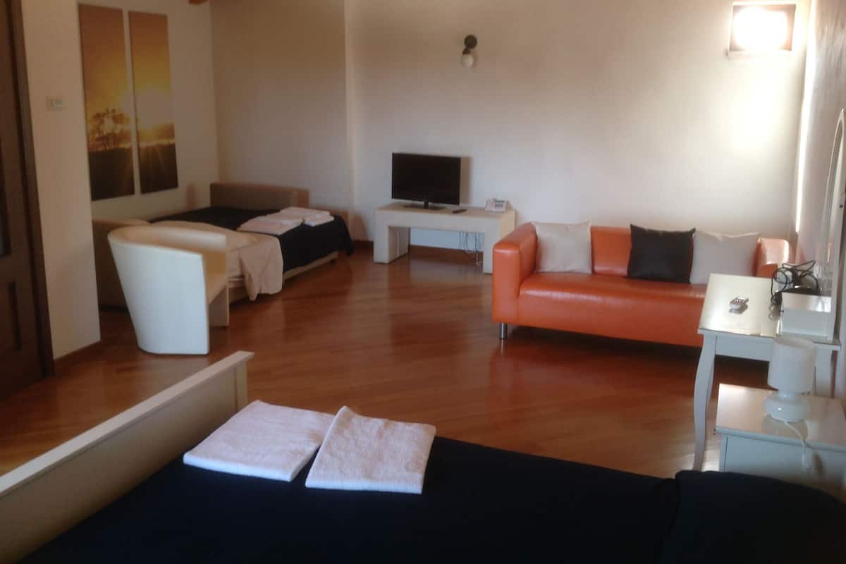 Suite Deluxe, 1 camera da letto | Ferro/asse da stiro, Wi-Fi gratuito