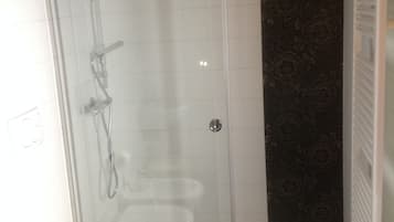 Doccia, asciugacapelli, bidet, asciugamani