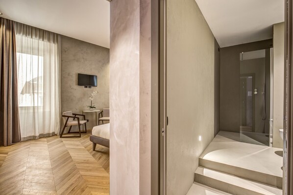 Hochwertige Bettwaren, Minibar, Zimmersafe, Schreibtisch