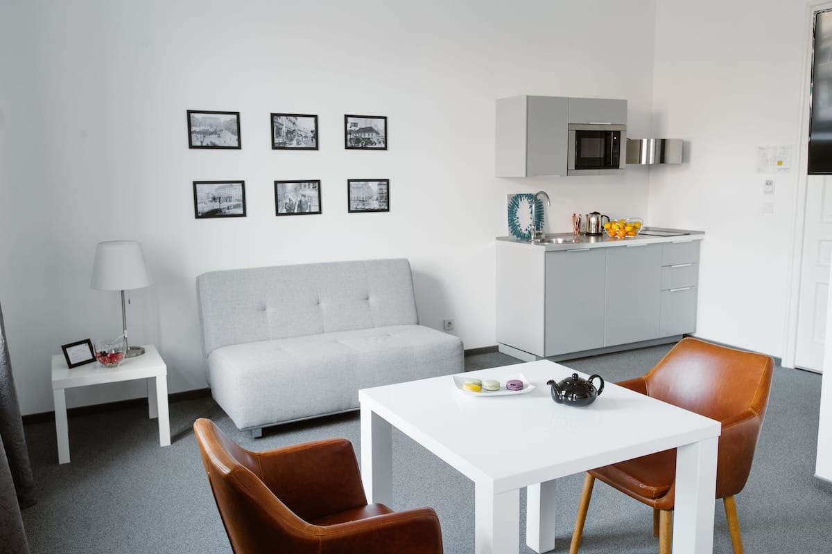 King Studio | Living area | LED TV, pay movies