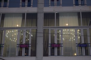 Overnatningsstedets facade – aften/nat