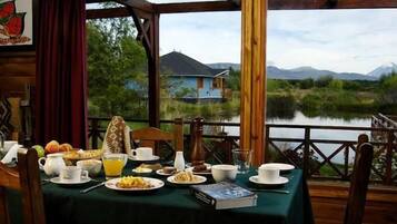 Breakfast, lunch, dinner served; international cuisine