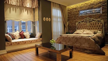 1 kamar tidur, minibar, brankas, dan meja kerja