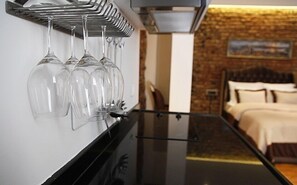 Suite | Minibar, in-room safe, desk, laptop workspace - Frida Suites and Aparts (Istanbul)