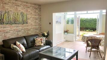 Appartement Deluxe, 1 trÚs grand lit, non-fumeurs, vue mer | Salle de séjour | Télévision à écran plat