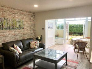 Deluxe Apartment, 1 King Bed, Non Smoking, Sea View | Living room | Flat-screen TV