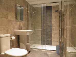 Douche, articles de toilette gratuits, sèche-cheveux