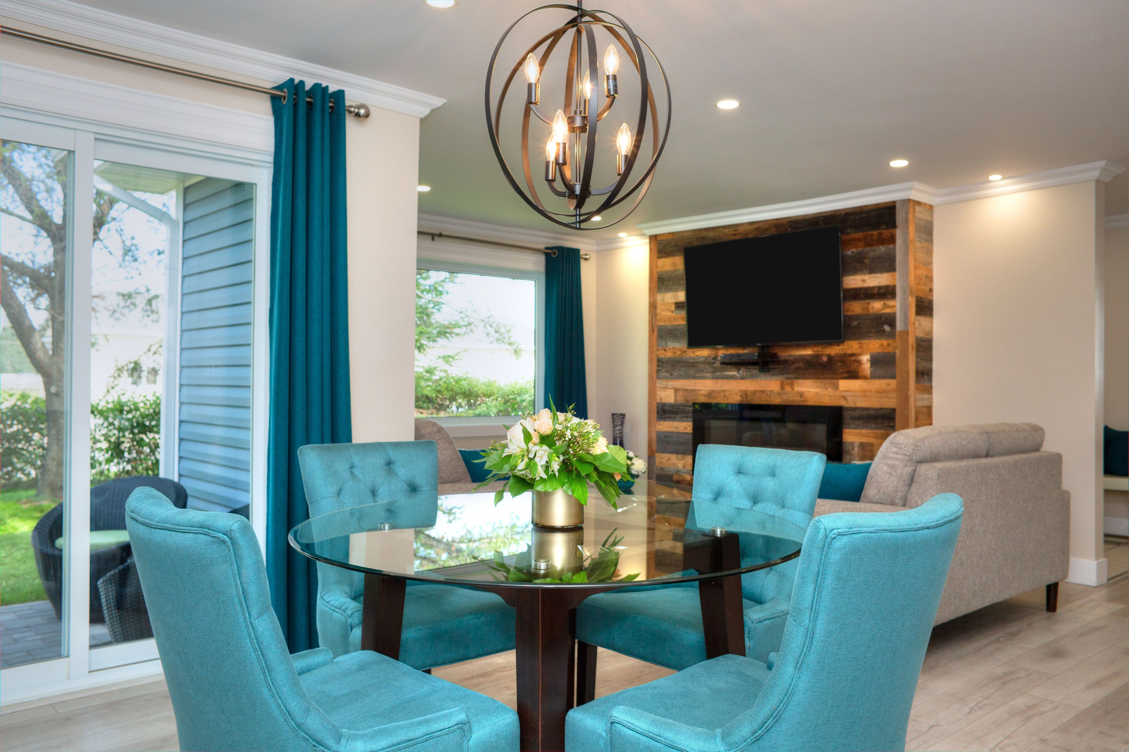 signature suite, 1 king bed, fireplace, garden area | in-room dining