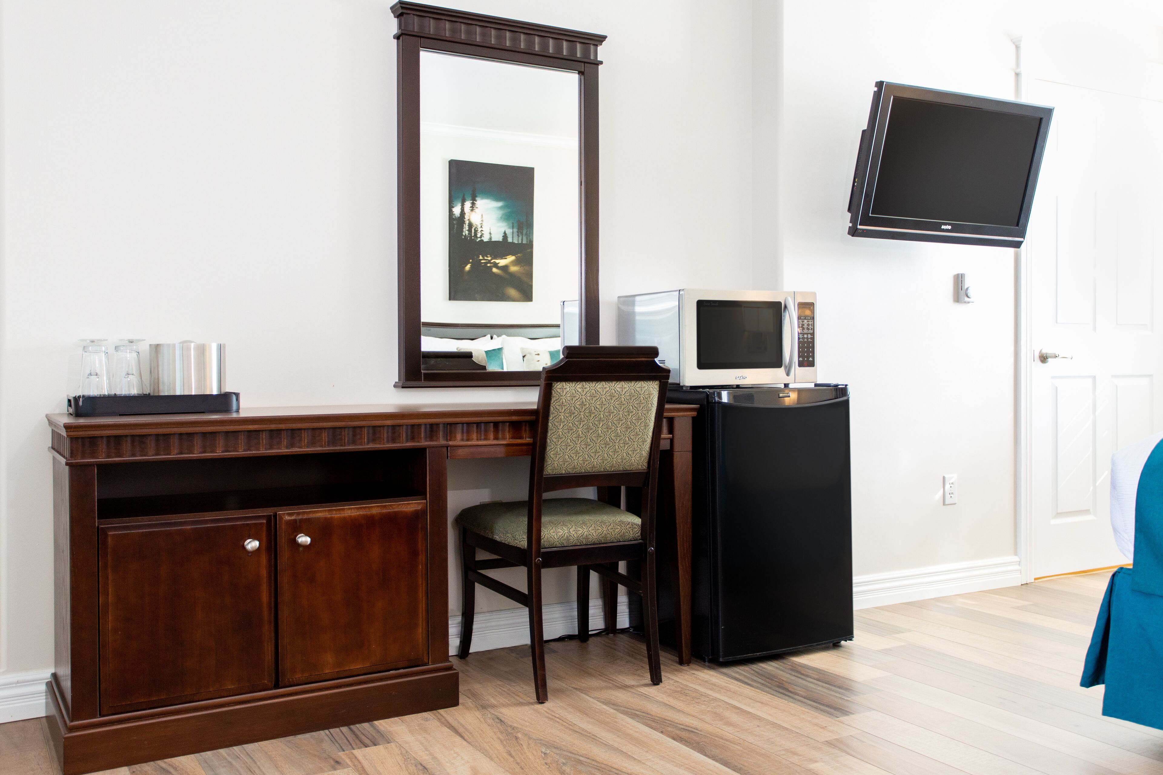 business room, accessible | living area | led tv