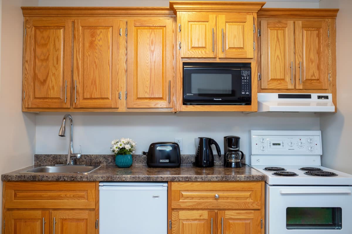 executive suite, 1 king bed, jetted tub | private kitchen | fridge, coffee/tea maker