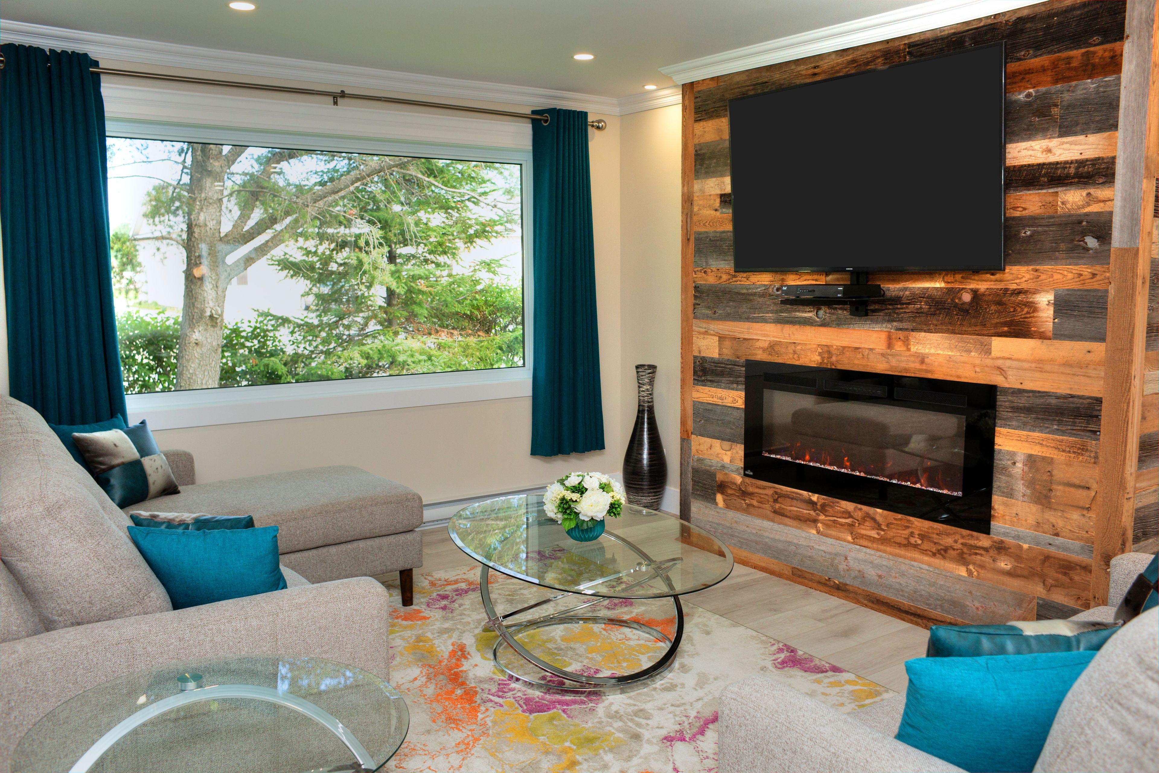 Signature Suite, 1 King Bed, Fireplace, Garden Area | Living room | LED TV