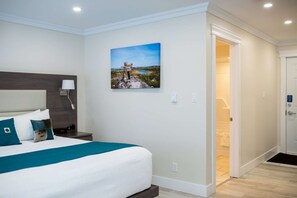 Luxe beddengoed, verduisterende gordijnen, een strijkplank/strijkijzer