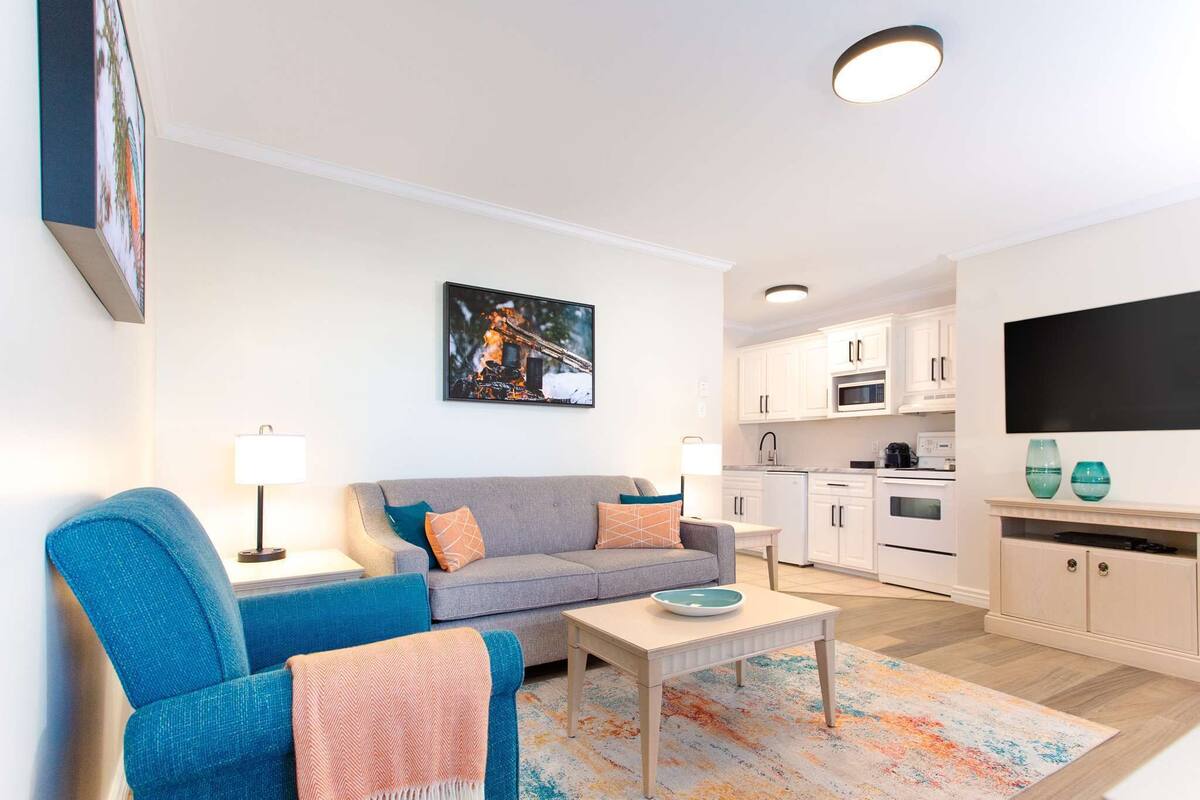 executive suite | living area | led tv