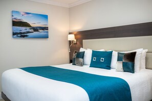 Room, 1 King Bed, Refrigerator | Premium bedding, blackout curtains, iron/ironing board, free WiFi - Royal Inn & Suites (Happy Valley - Goose Bay)