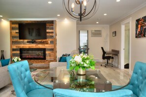 Suite Signature, 1 très grand lit, foyer, côté jardin | Aire de séjour | Téléviseur à DEL
