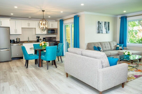 Luxe beddengoed, verduisterende gordijnen, een strijkplank/strijkijzer